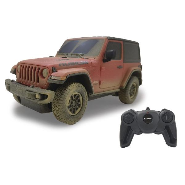 Copilul dumneavoastra se poate juca in voie cu masina cu telecomanda Jeep Wrangler Muddy rosu scara 1 la 24 oferita de brandul international Rastar Nicio cursa nu este imposibil de castigat cu acesta masinuta replica oficiala cu licenta a modelului original construita cu mare atentie la detalii Masinuta are proportiile ideale pentru momente pline de distractie si amuzament Masinuta functioneaza pe frecventa de 24GAlimentarea se face astfel  pentru masinuta sunt necesare 3 baterii tip AA 