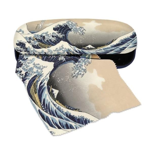 Etui cu textil &537;i protec&539;ie ochelari Hokusai Marele valConfec&539;ionat din carcas&259; solid&259; învelit&259; în textil ilustrat Protec&539;ie textil&259; în interiorCon&539;ine material textil cu acela&537;i motiv decorativ  Marele val pentru &537;tergerea ochelarilorConfec&539;ionat din textil 100 poliesterAVERTISMENT Nu este juc&259;rie Articol 