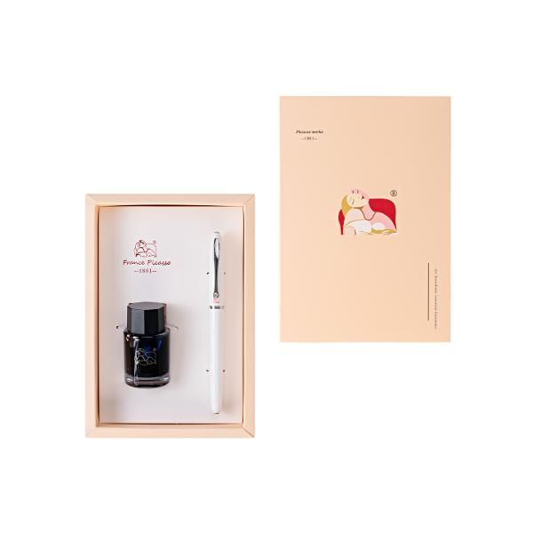 Setul de la PICASSO este un instrument de scris deosebit dedicat celor care apreciaz&259; elegan&539;a &537;i calitatea în fiecare detaliu Stiloul metalic într-o nuan&539;&259; rafinat&259; de roz este accentuat de ornamente argintii &537;i un cristal decorativ oferind un aspect sofisticat &537;i femininCaracteristici produsStilou metalic durabil cu finisaj lucios de culoare rozOrnamente argintii pentru 