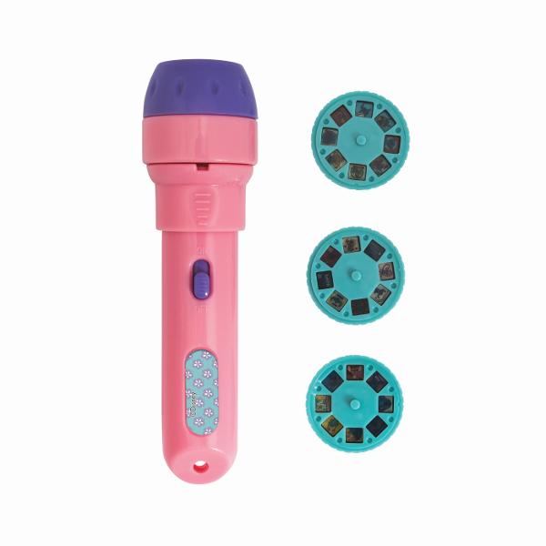 Paseste in lumea magica a lui Stitch de la Disney cu acest mini proiector conceput pentru tinerii fani Deschide clapeta introduce un disc si bucura-te de o prezentare magica a momentelor tale preferate cu Stitch Perfect pentru distractie inainte de culcare sau aventuri cu povesti Distreaza-te cu personajul tau favorit Stitch cu acest mini-proiector care contine 3 discuri fiecare disc are 8 imagini diferite cu eroul tau Functioneaza cu 3 baterii AG13LR44 incluse
