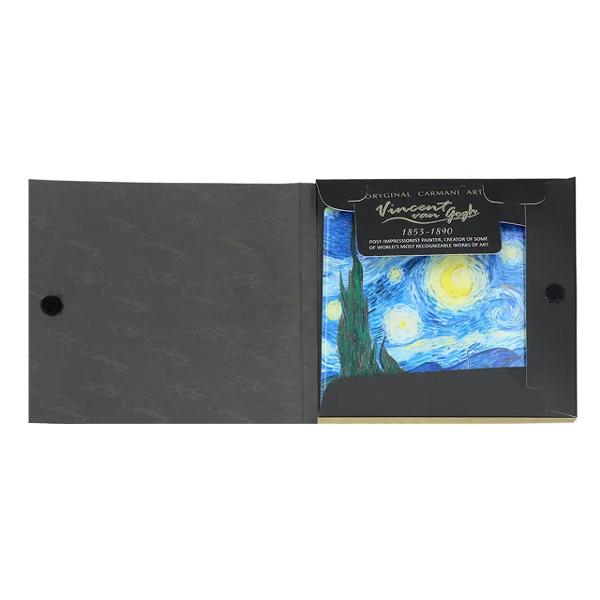 Suport ceramic Van Gogh – Noapte înstelat&259; 108 x 108 cmProtejeaz&259;-&539;i suprafe&539;ele cu stil artistic Acest suport ceramic p&259;trat este decorat cu celebra pictur&259; Noapte înstelat&259; de Vincent van Gogh &537;i aduce un plus de 