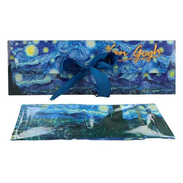 Banda de p&259;r Van Gogh – Noapte înstelat&259; 120 x 85 cmAdaug&259; un accent artistic coafurii tale cu aceast&259; band&259; de p&259;r decorat&259; cu celebra pictur&259; Noapte înstelat&259; de Vincent van Gogh Realizat&259; din material 