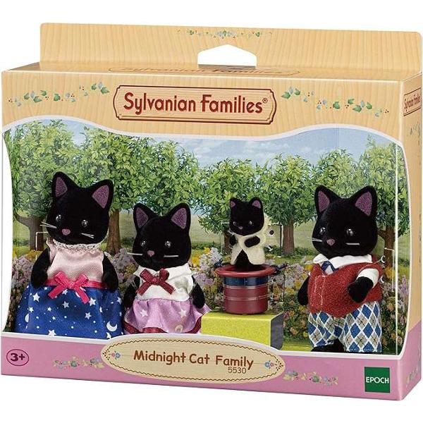 Setul de Figurine Sylvanian Families - Familia Pisicutelor Negre este format din cele patru personaje tatal James Midnight mama Allison Midnight fiica Chantelle Midnight si fratele ei Reggie MidnightJames inca din copilarie era fascinat de magie iar acum a devenit cel mai bun magician din Sylvanian Village El ii distreaza pe copiii care viziteaza 