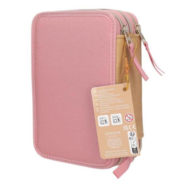 Pentru fanii cailor partea din fata a acestui penar de la Miss Melody are un design ponytastic cu doua capete de cai si o inchidere decorativa aurie care aminteste de un capastru Cu piele artificiala maro pe lateral si un pandantiv impletit atarnat de glisorul cu fermoarCele trei compartimente separate sunt umplute cu 18 creioane colorate si 18 carioci 2 creioane un ascutitor de creioane o guma de sters o rigla un betisor de lipici foarfece si o husa mica cu inchidere cu 