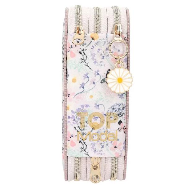 Penar Triplu Echipat TOPModel Summer Feeling – Design Floral RomanticPenarul triplu TOPModel Summer Feeling impresioneaza prin designul sau feminin si delicat cu un motiv romantic pe fata si imprimeu floral cu fluturi care inconjoara intregul penar Detaliul decorativ in forma de floare atasat fermoarului adauga un plus de stil si originalitatePractic si bine compartimentat penarul dispune de trei compartimente separate fiecare complet echipat 
