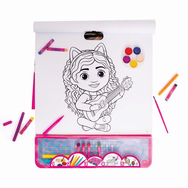 Un set cu tot ce ai nevoie pentru a explora lumea fantastica a lui Gabby aducandu-i viata prin desenele tale Alege o culoare din creioane colorate sau amesteca acuarelele dorite si coloreaza diverse scene din viata ei Pentru un rezultat mai impresionant adauga stickere iar rezultatul te va uimi Fiecare copil are un mic artist in el Fiecare set include1 bloc de 25 de pagini preimprimate cu desene ale fiecarui erou 5 acuarele 5 markere 1 pensula 8 creioane colorate 1 foaie de 
