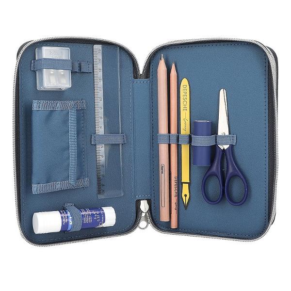 Penarul echipat are un motiv super cool pe fata cu &8203;&8203;o ma&537;in&259; de curse de poli&539;ie &537;i un elicopter pe un fundal nocturn Cea mai bun&259; parte Când ape&537;i butonul de pornire luminile albastre luminile &537;i farurile clipescse aprind timp de aproximativ 20 de secunde Cele trei compartimente separate prezint&259; un model cu imprimeu de anvelope &537;i sunt complet echipate cu 18 creioane colorate &537;i carioci dou&259; creioane o 