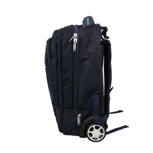 Rucsacul troler modern si confortabil de foarte buna calitate are doua roti ce asigura un transport lin In lateral pe exterior este dotat cu buzunare speciale cu fermoar ce contin o husa pentru mascarea rotilorEste confectionat din materiale impermeabile rezistente la uzura  Poate fi folosit atat ca si troler cat si ca un rucsac clasicEste deosebit de incapator cu o compartimentare excelenta asigurand astfel o foarte buna 