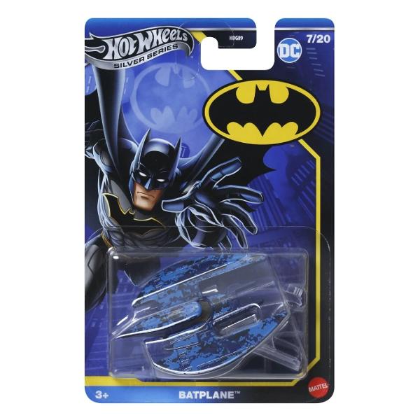 La Batmobile&hellip; sau oricare dintre vehiculele de pe strazile din Gotham City disponibile in aceasta colectie Hot Wheels cu tematica Batman Recreati scene de urmarire legendare din seria Batman sau inventati unele noi cu aceste vehicule din metal la scara 164 care au decoratiuni si elemente de design emblematice din benzile desenate serialele si filmele Ambalajul grozav creste caracterul de colectie Copiii si colectionarii deopotriva vor adora detaliile si piesele turnate usor de 