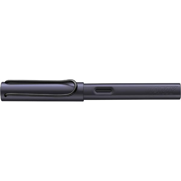 Stiloul Lamy AL-star este un instrument de scris atractiv tineresc care satisface chiar si cele mai exigente cerinte Fabricat din aluminiu rezistent anodizat in diferite culori Cu grip fumuriu - transparent distinctiv si clema metalica flexibilaDetalii stilou Lamy AL-star dark-dusk aluminiu anodizat autumn pink  clip metalic  grip din plastic ergonomic  penita de otel slefuita  patroane 
