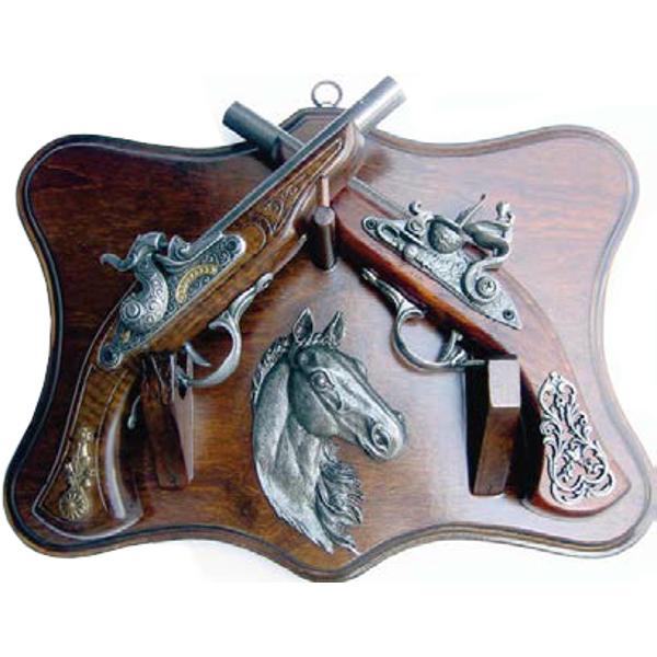 Display din lemn cu cap de cal &537;i 2 pistoale decorativePanoplie decorativ&259; elegant&259; alc&259;tuit&259; dintr-un suport din lemn ornat cu un cap de cal sculptat &537;i dou&259; replici de pistoale istorice Pistoalele sunt realizate din lemn &537;i metal brunat având detalii ornamentale inspirate din epoc&259;p data-start474 