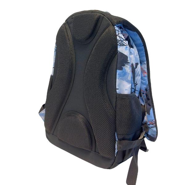 Ghiozdanul usor cu forma anatomica este confectionat din materiale impermeabile oferind protectie impotriva intemperiilor Spatele este captusit respirabil si proiectat ergonomic pentru a asigura confort maximBretelele sunt ajustabile si captusite avand posibilitatea de a fi inchise cu o catarama pe piept pentru o purtare confortabila Catarama include un fluier integrat pentru situatii de urgentaGhiozdanul dispune de doua compartimente principale cu fermoar inclusiv 