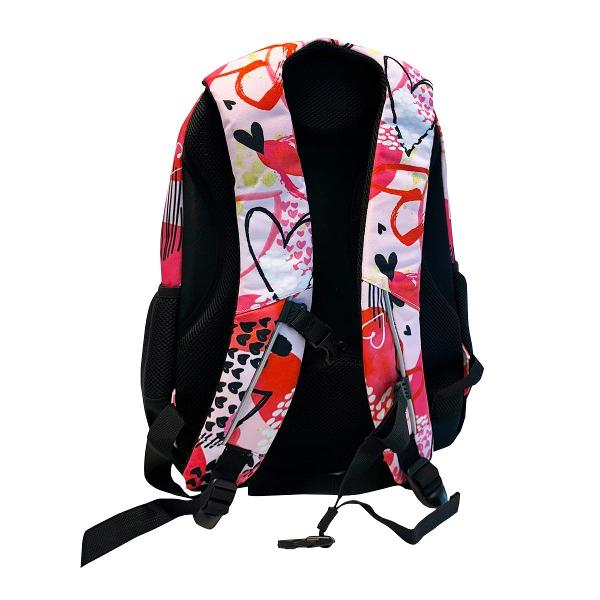 Acest ghiozdan usor are o forma anatomica si este realizat din materiale impermeabile oferind protectie impotriva apei si a intemperiilor Spatele este buretat respirabil si proiectat ergonomic pentru a asigura un confort sporit in timpul utilizarii Bretelele sunt ajustabile si buretate avand o catarama pe piept pentru o fixare sigura si confortabila Catarama include si un fluier integratGhiozdanul dispune de doua compartimente principale cu fermoare inclusiv doua 