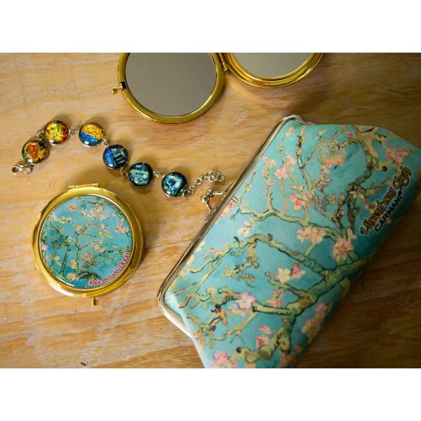 Un accesoriu delicat care aduce farmecul artei direct în geanta ta Aceast&259; oglind&259; de buzunar decorat&259; cu motive inspirate din celebra lucrare Almond Blossoms a lui Vincent van Gogh combin&259; utilitatea cu rafinamentul artistic Fiecare detaliu eman&259; elegan&539;&259; este compact&259; ambalat&259; cu bun-gust &537;i creat&259; cu grij&259; în Polonia; ideal&259; pentru retu&537;&259;ri rapide în timpul 