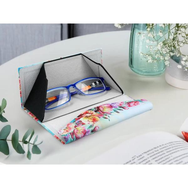 Protejeaz&259;-&539;i ochelarii într-un stil rafinat Acest etui pliabil din colec&539;ia „Colorful dizziness of textiles” aduce un echilibru perfect între utilitate &537;i estetic&259; Motivul floral vibrant transform&259; un obiect practic într-un accesoriu elegant ideal pentru utilizarea zilnic&259; Compact u&537;or &537;i conceput în Polonia — un detaliu care scoate în eviden&539;&259; 