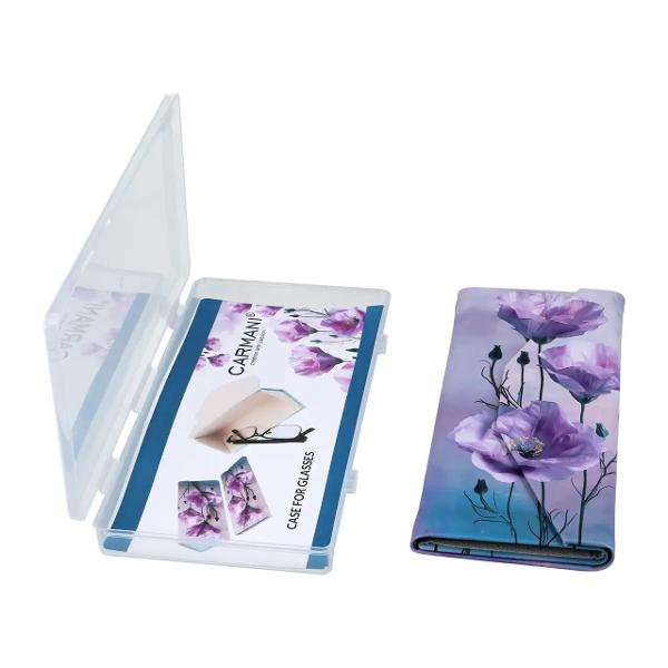 Etui pliabil artistic pentru ochelari &ndash; &bdquo;Floral Decoration&rdquo; CARMANI cod 021-8380Text principal F&259;-&539;i accesoriul de zi cu zi mai elegant cu etuiul pentru ochelari &bdquo;Floral Decoration&rdquo; de la CARMANI Inspirat de motive textile florale vibrante acest etui pliabil combin&259; 