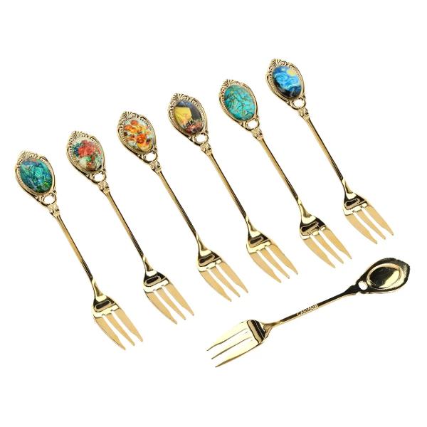 Adaug&259; un strop de geniul lui Vincent van Gogh &icirc;n decorul mesei tale Acest set elegant de 6 furculi&539;e aurii cu detalii inspirate din universul vibrant al pictorului olandez este creat pentru a conferi str&259;lucire &537;i rafinament oric&259;rei ocazii Cu o lungime practic&259; de 13 cm sunt perfecte pentru deserturi sau aperitive sofisticate Livrate &icirc;ntr-un format rafinat produc&539;ie polonez&259; sunt alegerea 