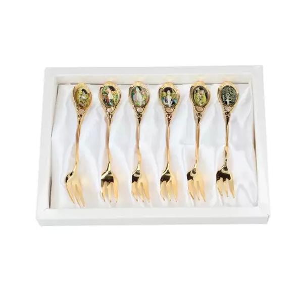 &Icirc;mbin&259; arta cu rafinamentul &icirc;n decorul mesei tale Acest set de 6 furculi&539;e aurii parte a colec&539;iei inspirate de picturile lui Gustav Klimt aduce elegan&539;&259; &537;i un farmec artistic oric&259;rei ocazii Fiecare furculi&539;&259; cu o lungime optim&259; de 13 cm este realizat&259; cu aten&539;ie la detalii &537;i &icirc;&539;i ofer&259; o experien&539;&259; vizual&259; distinct&259; Livrate &icirc;ntr-o 