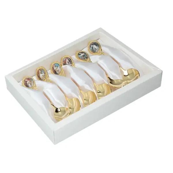 Adaug&259; o not&259; de art&259; rafinat&259; la fiecare moment al ceaiului sau cafelei cu acest set de linguri&539;e aurii inspirat din celebrele opere ale lui Alfons Mucha Fiecare linguri&539;&259; este lucrat&259; cu aten&539;ie combinând o&539;elul inoxidabil placat cu aur de 24 k &537;i detalii ceramice elegante fiind ambalate într-o cutie alb&259; sofisticat&259;strong 