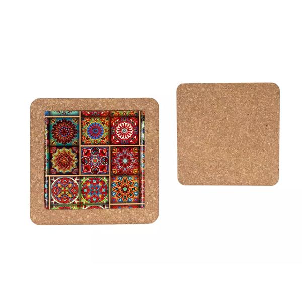 Un accesoriu practic &537;i elegant care adaug&259; un plus de stil &icirc;n orice buc&259;t&259;rie Realizat din ceramic&259; decorativ&259; de calitate &537;i baz&259; din plut&259; natural&259; acest suport protejeaz&259; mesele &537;i blaturile de temperaturile ridicate &icirc;n timp ce ofer&259; o not&259; de rafinamentp 