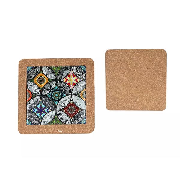 Un accesoriu practic &537;i elegant care adaug&259; un plus de stil &icirc;n orice buc&259;t&259;rie Realizat din ceramic&259; decorativ&259; de calitate &537;i baz&259; din plut&259; natural&259; acest suport protejeaz&259; mesele &537;i blaturile de temperaturile ridicate &icirc;n timp ce ofer&259; o not&259; de rafinamentp 