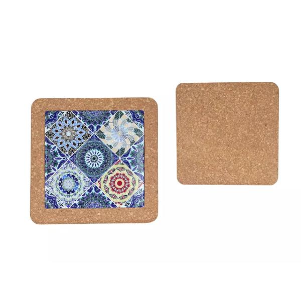 Un accesoriu practic &537;i elegant care adaug&259; un plus de stil în orice buc&259;t&259;rie Realizat din ceramic&259; decorativ&259; de calitate &537;i baz&259; din plut&259; natural&259; acest suport protejeaz&259; mesele &537;i blaturile de temperaturile ridicate în timp ce ofer&259; o not&259; de rafinamentp 