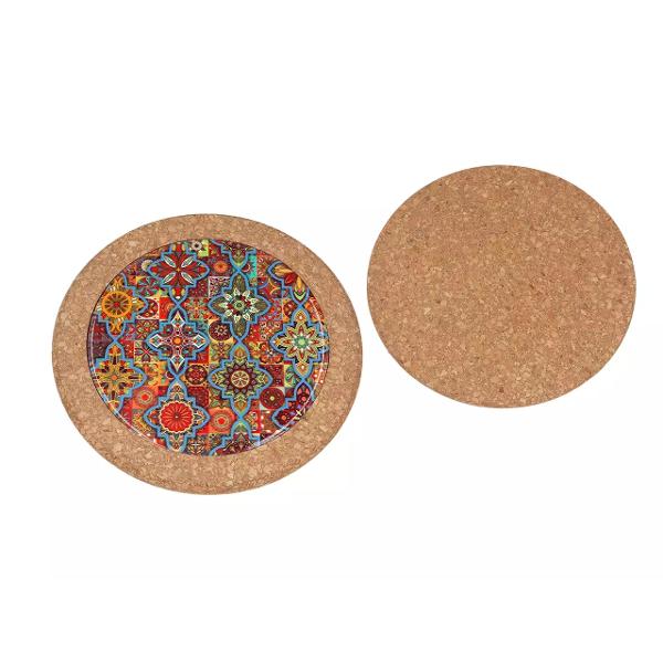 Un accesoriu practic &537;i elegant care adaug&259; un plus de stil &icirc;n orice buc&259;t&259;rie Realizat din ceramic&259; decorativ&259; de calitate &537;i baz&259; din plut&259; natural&259; acest suport protejeaz&259; mesele &537;i blaturile de temperaturile ridicate &icirc;n timp ce ofer&259; o not&259; de rafinamentp 