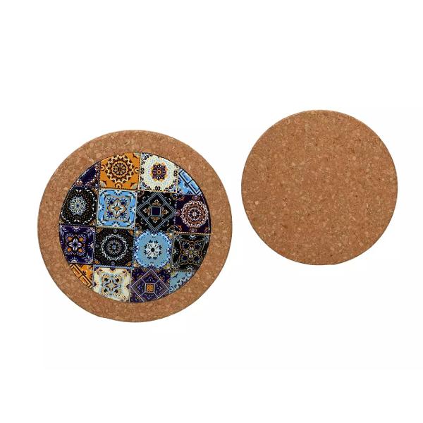 Un accesoriu practic &537;i elegant care adaug&259; un plus de stil &icirc;n orice buc&259;t&259;rie Realizat din ceramic&259; decorativ&259; de calitate &537;i baz&259; din plut&259; natural&259; acest suport protejeaz&259; mesele &537;i blaturile de temperaturile ridicate &icirc;n timp ce ofer&259; o not&259; de rafinamentp 