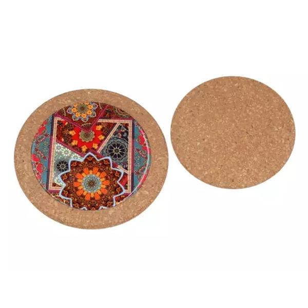 Un accesoriu practic &537;i elegant care adaug&259; un plus de stil în orice buc&259;t&259;rie Realizat din ceramic&259; decorativ&259; de calitate &537;i baz&259; din plut&259; natural&259; acest suport protejeaz&259; mesele &537;i blaturile de temperaturile ridicate în timp ce ofer&259; o not&259; de rafinamentp 