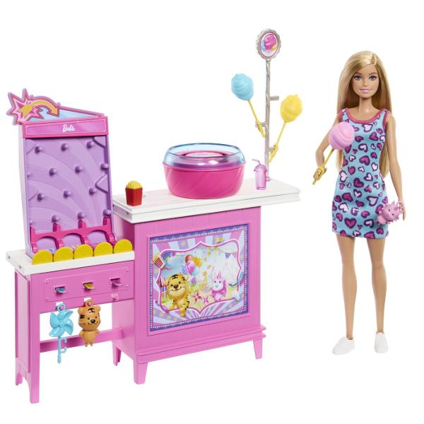 Papusa Barbie Malibu Detectivi pe plaja si setul de joaca cu 20 de accesorii Inspirat din serialul de succes acest set de joaca ii transporta pe fani intr-un spatiu de joaca cu o masina de vata de zahar Copiii pot introduce o moneda in joc si o pot ajuta pe papusa Malibu sa aleaga un premiu  exista un porc un tigru si o roata  si apoi sa se bucure de vata de zahar Papusa Barbie &bdquoMalibu&rdquo este imbracata intr-o rochie casual cu model inima si poarta pantofi sport albi Copiii 