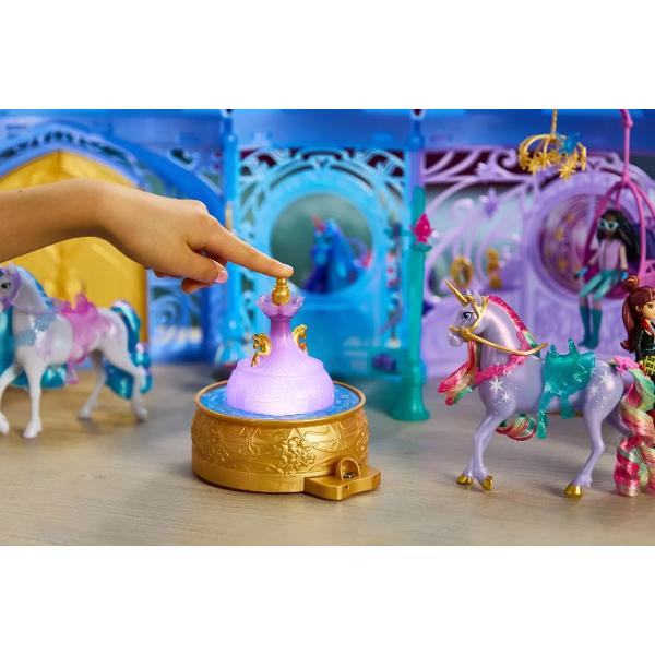 Paseste intr-o lume plina de magie alaturi de Wildstar unicornul exclusiv din seria Unicorn Academy Acest set spectaculos include o fantana iluminata cu sunete magice si un grajd elegant unde unicornii se pot relaxa si pregatiti pentru noi aventuri Cu peste 24 de accesorii tematice si un decor impresionant de aproape 1 metru lungime setul ofera o experienta de joaca fascinanta si interactiva Copiii pot activa efecte de lumina si sunet pentru a recrea atmosfera fermecata din serialul 