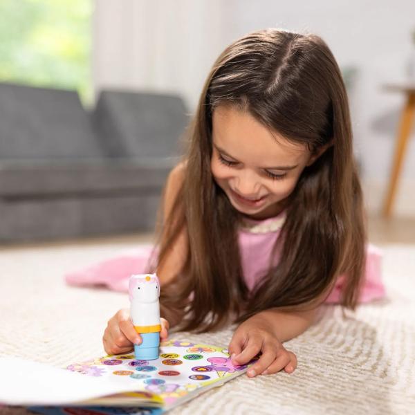 Acest set este o modalitate complet noua de a te juca cu autocolante Lasa-l pe adorabilul unicorn sa se descurce cu pasii tai prin 24 de pagini de activitati distractive cu tematica fantastica de numarat potrivire si cautare Stampila reincarcabila pentru autocolante vine preincarcata cu un teanc de 300 de autocolante asortate - cu 100 de modele unice in fiecare teanc fiecare autocolant este o surpriza Varste 3 ani