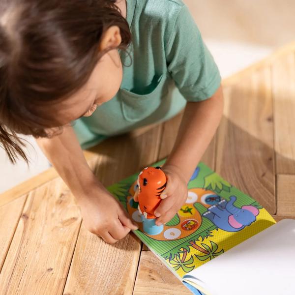Acest set este o modalitate complet noua de a te juca cu autocolante Lasa-l pe adorabilul tigru sa se descurce cu pasii tai prin 24 de pagini de activitati distractive cu tematica fantastica de numarat potrivire si cautare Stampila reincarcabila pentru autocolante vine preincarcata cu un teanc de 300 de autocolante asortate - cu 100 de modele unice in fiecare teanc fiecare autocolant este o surpriza Varste 3 ani