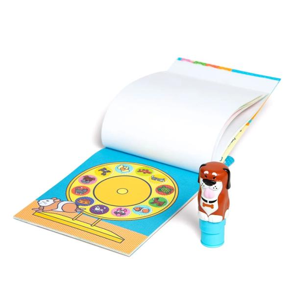 Acest set este o modalitate complet noua de a te juca cu autocolante Lasa-l pe adorabilul catelus sa se descurce cu pasii tai prin 24 de pagini de activitati distractive cu tematica fantastica de numarat potrivire si cautare Stampila reincarcabila pentru autocolante vine preincarcata cu un teanc de 300 de autocolante asortate - cu 100 de modele unice in fiecare teanc fiecare autocolant este o surpriza Varste 3 ani