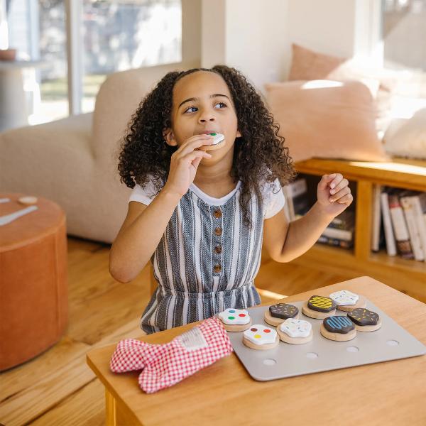 Setul de fursecuri din lemn Melissa and Doug feliat si copt este o introducere dulce in joaca imaginativa in bucatarie Acest set colorat de fursecuri include 12 fursecuri din lemn feliabile 12 ingrediente pentru fursecuri un cutit de lemn o spatula o tava pentru fursecuri si o manusa de bucatarie pentru o joaca sigura si creativa Micul tau brutar se poate preface ca feliaza fursecurile le aseaza pe tava pentru fursecuri se poate preface ca sunt coapte si apoi poate folosi o manusa 