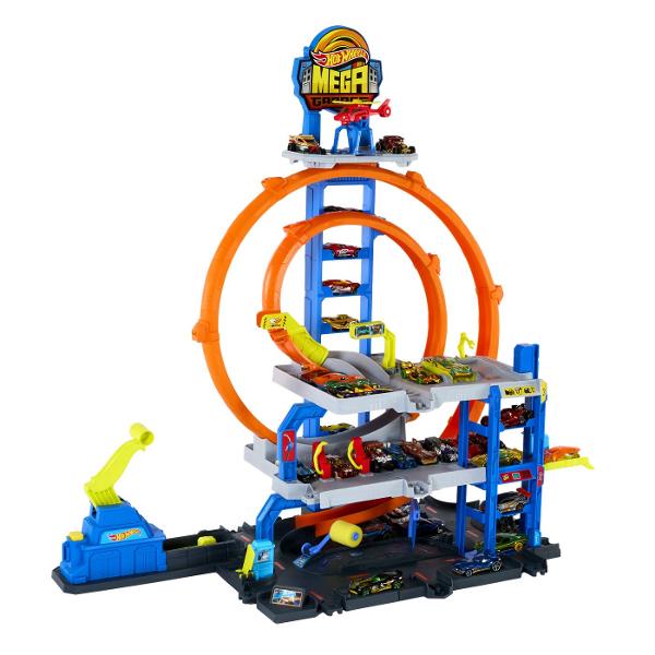 Intra in lumea aventurilor Hot Wheels cu Mega Garaj un set de joaca spectaculos cu 3 niveluri de actiune perfect pentru tinerii piloti care viseaza la curse ametitoare si cascadorii extreme Caracteristici spalatorie auto la parter  pentru un start curat inainte de cursa lansator Slam o singura apasare trimite masina in viteza pe cele doua benzi de competitie deviatoare de pista  schimba traseul si controleaza directia cursei cu o simpla rasucire lift manual actionat de copii  transporta 