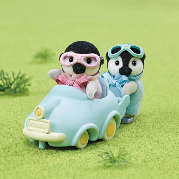 Setul Penguin Babies Ride n Play îi prezint&259; pe bebelu&537;ii Penguin Pearl &537;i Rocky împreun&259; cu un c&259;rucior &537;i ochelari de aviator Combinati cu Familia Pinguinilor SF5694-se vinde separat pentru distrac&539;ie cu toate cele cinci figurine pinguini C&259;ruciorul inclus poate fi ata&537;at la alte c&259;rucioare Figurinele sunt din plastic de buna calitate acoperite cu un plu&537; finBra&539;ele picioarele &537;i capetele 