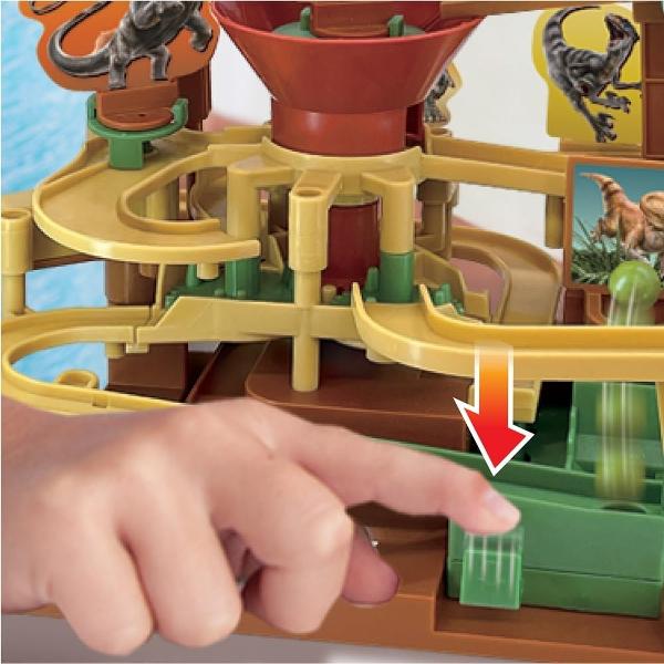 Emo&539;ie pur&259; Jocul de aventur&259; Jurassic World de la EPOCH Games aduce misiuni pline de ac&539;iune de pe ecranul cinematografului direct în sufragerie Provocarea manevreaz&259; în siguran&539;&259; bila prin 10 obstacole dificile f&259;r&259; a ie&537;i de pe traseu sau a fi atacat de dinozauri periculo&537;i Cu butoane &537;i comenzi bila este ghidat&259; inteligent prin labirint Fiecare pas necesit&259; cea mai mare concentrare deoarece abaterile 