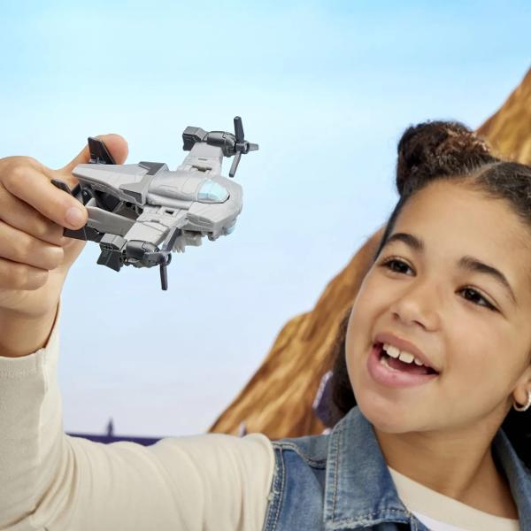 Intra in actiune cu figurina Transformers EarthSpark 1-Step Smash Changer Converteste aceasta figurina Transformers din modul vehicul in modul robot lovind-o de o suprafata plana Vehiculul se transforma intr-o jucarie robot Cu o conversie manuala intr-un singur pas copiii il pot transforma din robot inapoi in vehicul - apoi il pot iubi din nou pentru o joaca super satisfacatoare si agitata Figurina Transformers 1-Step Smash Changers prezinta personaje populare din serialul Transformers 