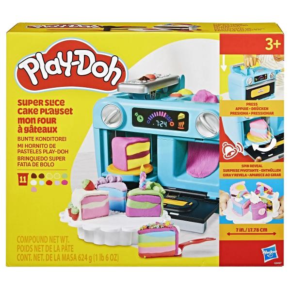 Transforma orice zi intr-o sarbatoare colorata cu setul de joaca Play Doh Este un set de bucatarie excelent pentru copii care pot crea prajituri Play Doh felii intregi de tort oferind o multime de posibilitati creative Pentru inceput modeleaza niste bile imaginare din mix pentru prajituri si pune le in cuptorul de jucarie Apasa manerul si deschide usa pentru a auzi un sunet distractiv de clopotel si a vedea o felie cum se invarte Suprapune mai multe culori pentru prajituri imaginare in 