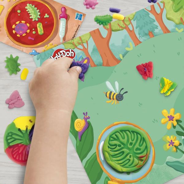 Curiozitatea si imaginatia stralucesc cu setul cu microscop electronic Play-Doh Microscopul electronic de jucarie adauga un efect luminos interesant creatiilor Play-Doh pe care copiii le pot realiza pe cele 4 lamele transparente Doar alege o lamela umple-o cu pasta si apasa lentila pentru a stampila creatia si a ramane uimit Modeleaza plante colorate insecte si microbi Play-Doh apoi analizeaza-ti creatiile in vasul Petri Suportul de joc inspirat de natura 2 cartonase cu instructiuni si 5 
