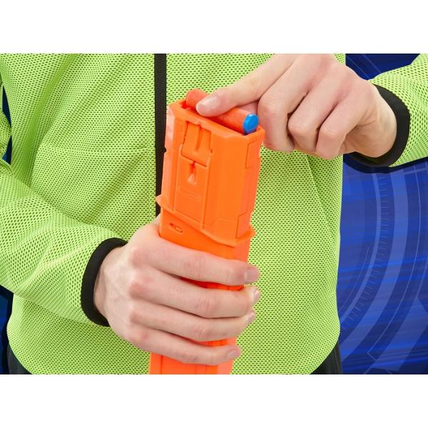 Da viata jocurilor video si personalizeaza-ti pistolul suprem Pistolul Nerf Loadout Galactic Commander dispune de trei moduri de tragere semiautomat rafala cu 3 sageti si complet automat Pachetul include o luneta un stoc de incarcator si un accesoriu de teava toate interschimbabile cu alte pistole Loadout plus doua incarcatoare cu 18 sageti Echipat cu legendarul skin Galactic Commander acest pistol iti va supraalimenta bataliile spatiale epice Pistolul Nerf Loadout Galactic Commander 