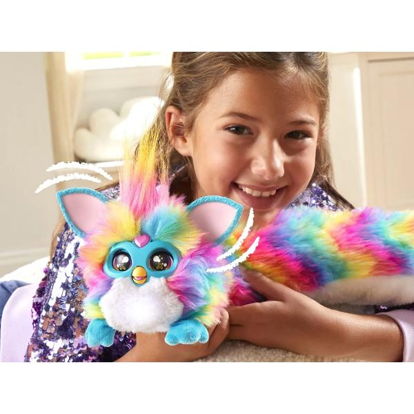 DJ Furby este o jucarie interactiva plina de culoare si energie cu peste 1000 de combinatii de joc muzica lumini si sunete Cu blana multicolora aspect prietenos si expresii amuzante acest Furby devine rapid un companion indragit pentru copii Jucaria incurajeaza joaca activa dansul si imaginatia transformand fiecare moment intr-o experienta vesela Perfect pentru copiii de la 6 ani in sus DJ Furby este cadoul ideal pentru cei care iubesc jucariile interactive si pline de viata 
