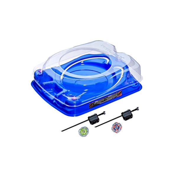 Setul de lupta Beyblade X Drop Attack are tot ce ai nevoie pentru a incepe lupta  Beystadium 2 topuri si 2 lansatoare Sina X-Celerator a stadionului poate super-accelera topurile intr-un Xtreme Dash in jurul arenei pentru coliziuni zdrobitoare si explozii epice Iar cu Beystadium Drop Attack poti sa arunci topurile adversarului tau  sina X-Celerator ridicata a stadionului poate trimite topurile Beyblade la o altitudine mai mare unde pot cadea pe topurile adversarului lor de dedesubt 