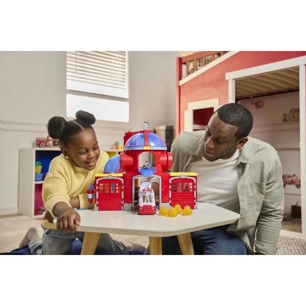 Alatura-te lui Marshall si mergi la salvare cu statia de pompieri Fire Rescue din Patrula Catelusilor Aceasta lume de jocuri interactiva le permite copiilor cu varsta de 3 ani si peste sa experimenteze misiuni palpitante cu efecte sonore si luminoase Ia-l pe Marshall in lift pregateste vehiculul si trage proiectilele pentru a stinge incendiile Este modalitatea perfecta de a intra in actiune si de a recrea aventurile eroice ale seriei Cu Statia de Pompieri Fire Rescue Patrula Catelusilor 