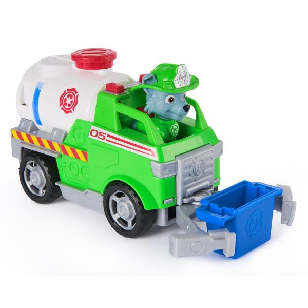 Alarma de incendiu a pornit Personajele sunt gata de actiune in misiunea de pompier la volanul vehiculului de salvare Fire Rescue Echipat cu furtunuri scara si detalii realiste acest camion transforma joaca intr-o experienta plina de adrenalina si eroism Figurinele poarta uniforma de pompier si sunt pregatite de actiune Continut 1 vehicul de pompieri si figurina Potrivit pentru copii de peste 3 ani Acest pachet contine personajul Rocky