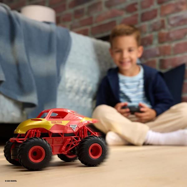 Pregateste-te pentru actiune spectaculoasa cu Monster Jam Marvel Iron Man cu telecomanda camionul monstru care imbina forta si viteza intr-un design inspirat de celebrul supererou Marvel Acest vehicul la scara 1 la 24 este echipat cu telecomanda full function usor de folosit care iti permite sa controlezi fiecare miscare inainte inapoi la stanga sau la dreapta aducand experienta Monster Jam direct in mainile tale Camionul are un design detaliat in culorile emblematice rosu si auriu 