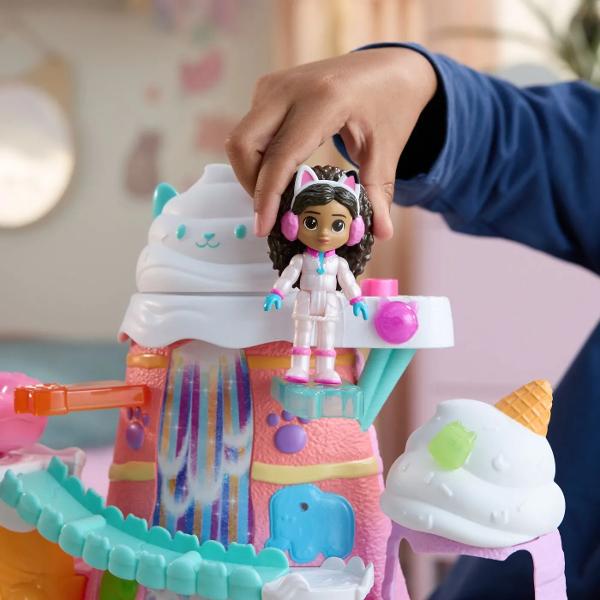 Bucura-te de magia dulciurilor si aventurilor cu setul de joaca Gabby set de joaca muntele de dulciuri inspirat din indragitul serial Gabbys Dollhouse Acest set colorat si interactiv aduce in prim-plan o lume plina de surprize dulci cascade curcubeu si personaje adorabile pregatite pentru distractie fara sfarsit Setul include 12 piese printre care figurina Gabby imbracata in costum special un prieten pisicuta si accesorii tematice care transforma fiecare moment de joaca intr-o poveste 