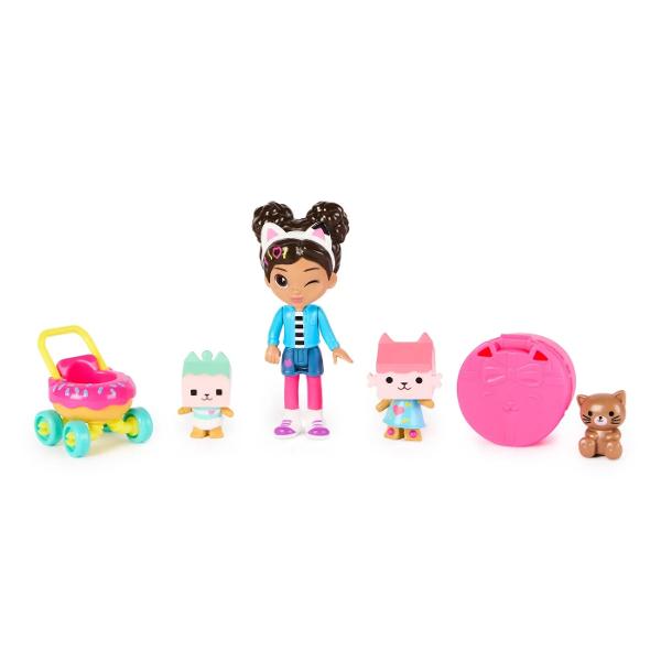 Paseste in lumea magica a casei de papusi a lui Gabby cu setul de personaje Kitty Care Acest set de personaje ii include pe Gabby Bebe Cutiuta Baby Benny Box si caruciorul foarte dragut in forma de gogoasa al lui Baby Benny Fiecare personaj prezinta detalii autentice fidele serialului Fa memorabila intrarea lor in jocul din casa de papusi cu o lume de personaje de jucarie adorabile accesorii pentru case de papusi si mobilier pentru case de papusi pe care sa le colectionati si sa le 