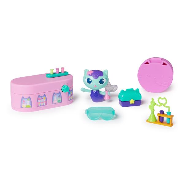 Faceti echipa cu Baby Box Cat pentru aventuri captivante in casuta de papusi Baby Box este imbracata in tinuta ei semnatura Gabby&rsquos Dollhouse si vine cu micul ei robot artizanal si distribuitorul ei de banda pentru pisicute Setul include de asemenea un raft de artizanat cu o activare ascunsa astfel incat sa puteti apasa sticla pentru a face sa apara alte borcane pe raft Apoi asa cum face Gabby in fiecare episod despacheteaza o casa de papusi pentru a descoperi o jucarie surpriza 